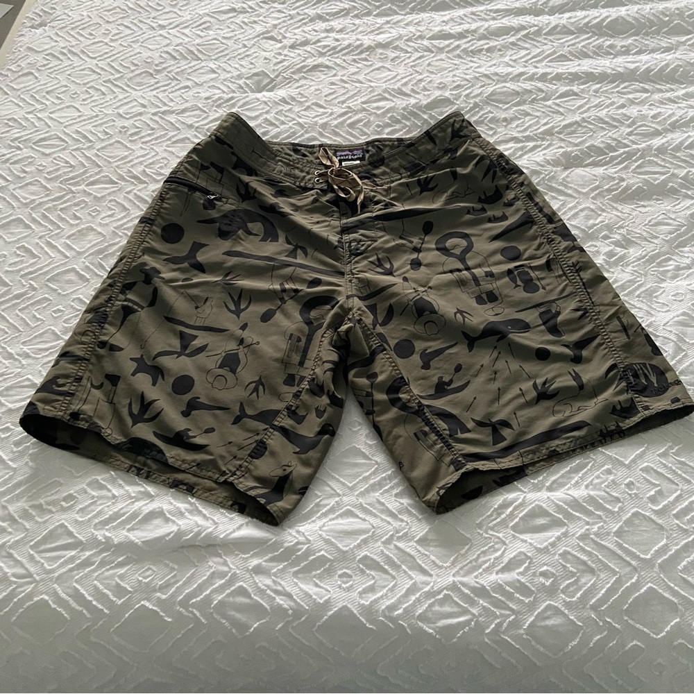 PATAGONIA MENS WAVEFARER BOARD SHORTS size 33